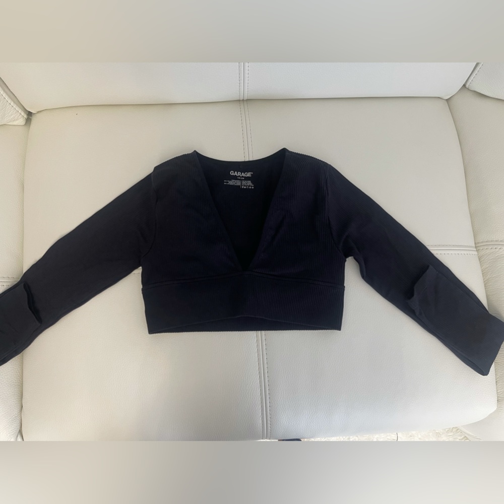 Black Fitted V-Neck Cropped Top